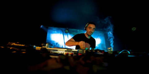 DJ mixant sur scène avec lumière bleue