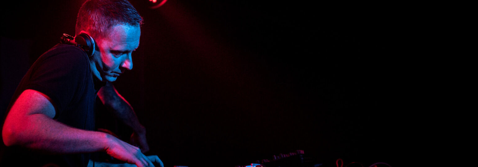 DJ jouant de la musique en direct
