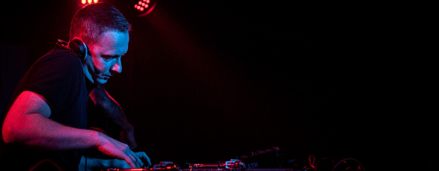 DJ jouant de la musique en direct