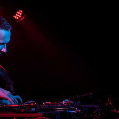 DJ jouant de la musique en direct