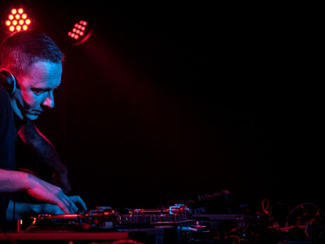 DJ jouant de la musique en direct