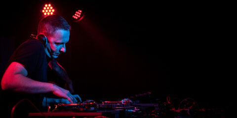 DJ jouant de la musique en direct