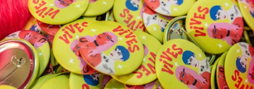 Badge jaune avec illustrations colorées 'Vives'.