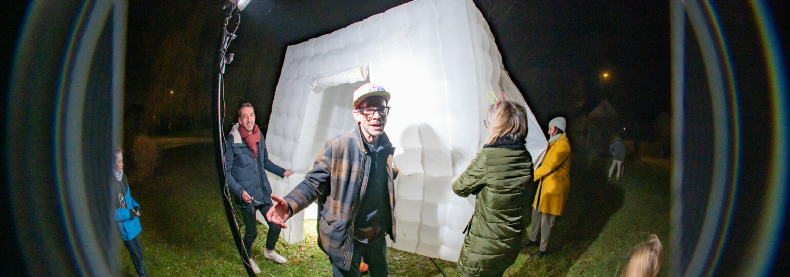 Photo de soirée du Nouvel An 2025 avec ambiance festive et invités en train de danser.