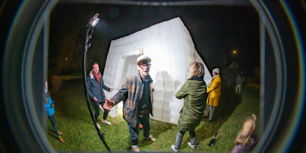 Photo de soirée du Nouvel An 2025 avec ambiance festive et invités en train de danser.