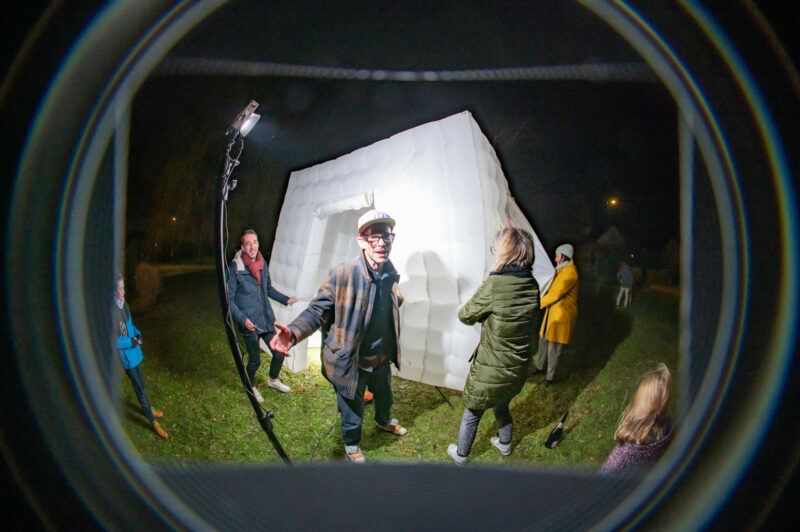 Photo de soirée du Nouvel An 2025 avec ambiance festive et invités en train de danser.