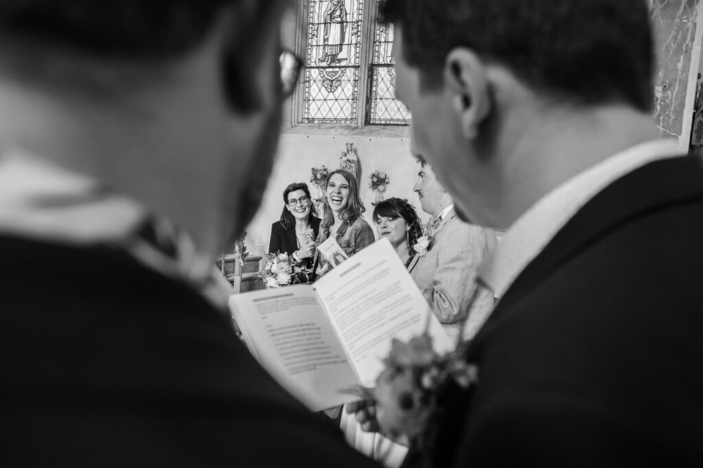 Lecture lors d'une cérémonie de mariage souriante.