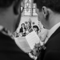 Lecture lors d'une cérémonie de mariage souriante.