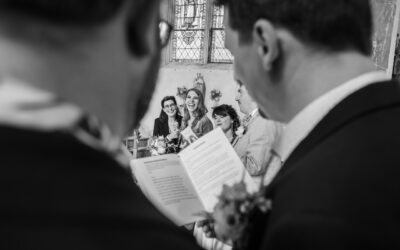 Lecture lors d'une cérémonie de mariage souriante.