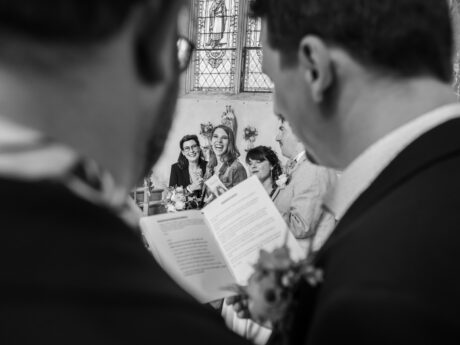 Lecture lors d'une cérémonie de mariage souriante.