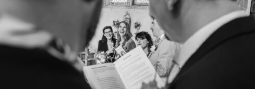 Lecture lors d'une cérémonie de mariage souriante.