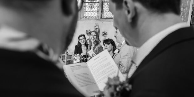 Lecture lors d'une cérémonie de mariage souriante.