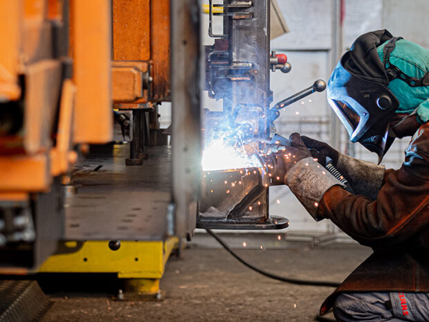 Soudeur en action dans un atelier industriel