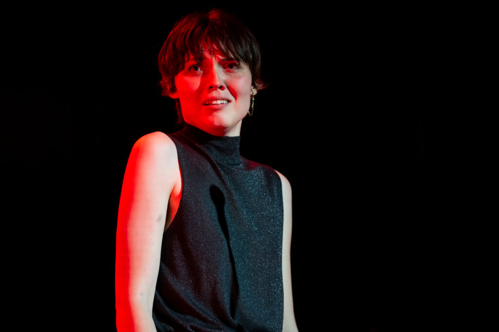 Danse contemporaine capturée en plein mouvement, avec un flou artistique accentuant la dynamique de la performance.