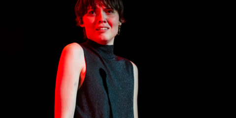 Danse contemporaine capturée en plein mouvement, avec un flou artistique accentuant la dynamique de la performance.