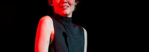 Danse contemporaine capturée en plein mouvement, avec un flou artistique accentuant la dynamique de la performance.