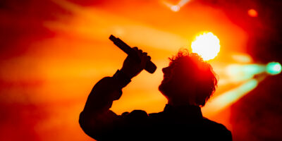 Capture du groupe 47Ter en pleine performance, reflétant leur énergie et leur interaction avec le public.