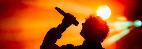 Capture du groupe 47Ter en pleine performance, reflétant leur énergie et leur interaction avec le public.