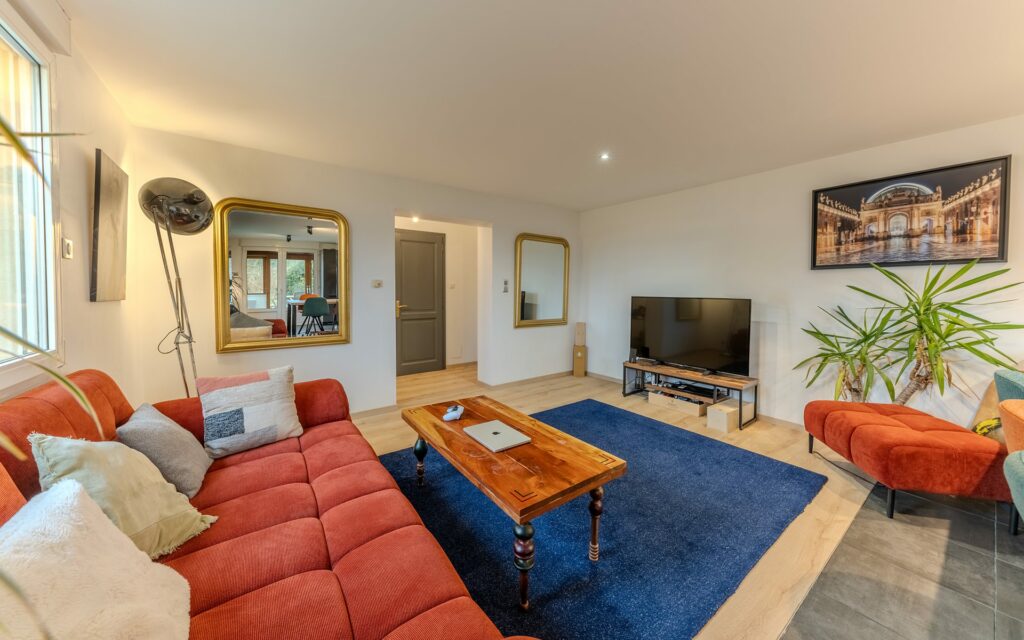 Vue d'un Salon parfaitement agencé, qui donne un coup de coeur