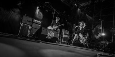 Image du duo Bandit Bandit sur scène, illustrant leur esthétique rock et leur complicité artistique lors de leur performance.