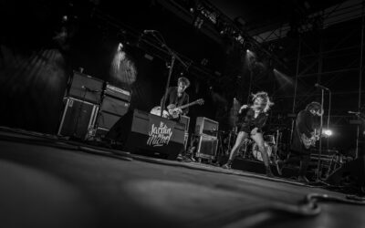 Image du duo Bandit Bandit sur scène, illustrant leur esthétique rock et leur complicité artistique lors de leur performance.