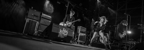 Image du duo Bandit Bandit sur scène, illustrant leur esthétique rock et leur complicité artistique lors de leur performance.