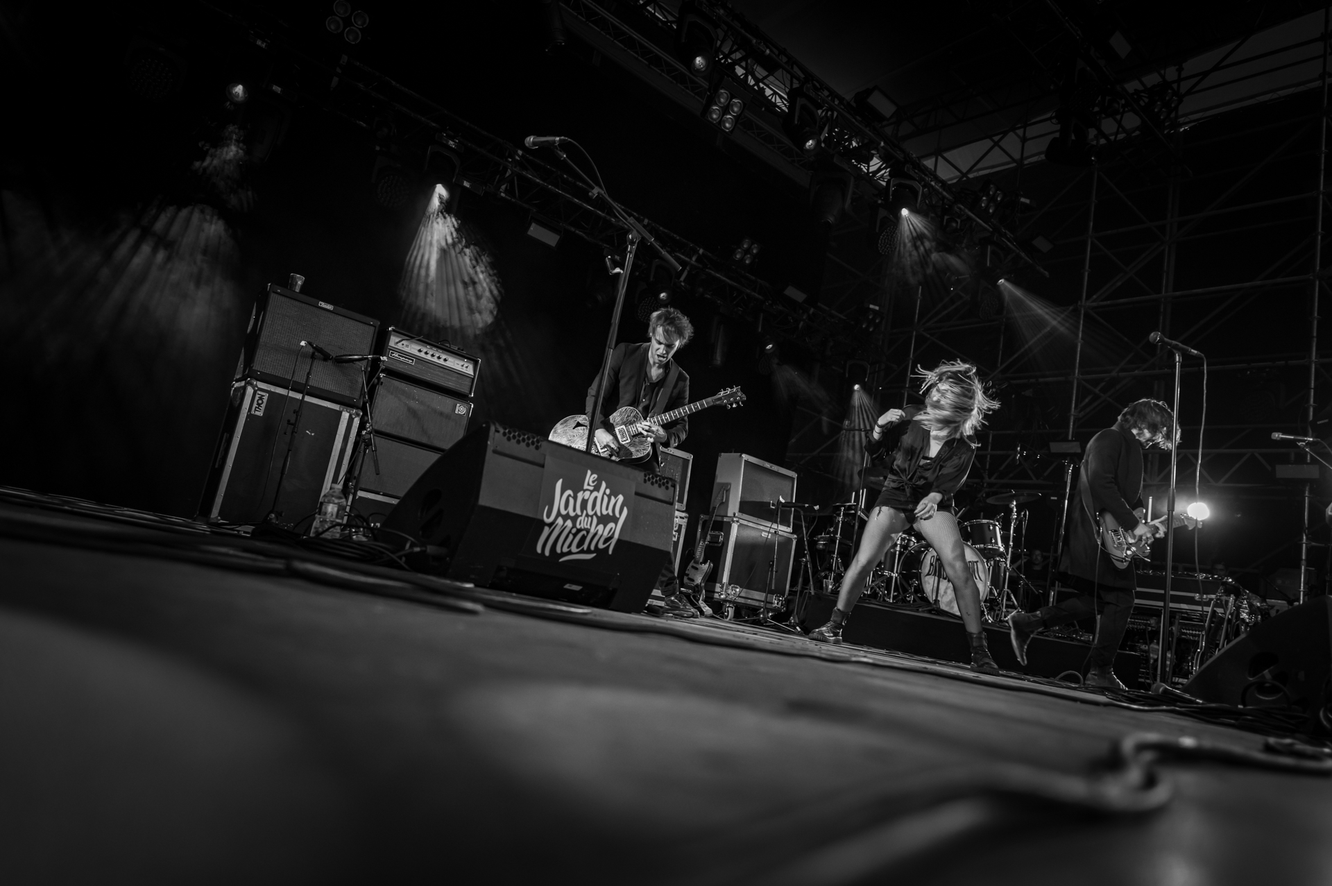 Image du duo Bandit Bandit sur scène, illustrant leur esthétique rock et leur complicité artistique lors de leur performance.