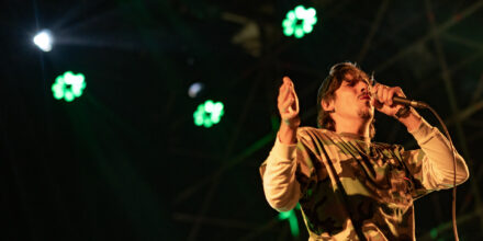 Portrait de Biga*Ranx en concert, mettant en avant son style unique mêlant dub et reggae, avec une ambiance lumineuse immersive.