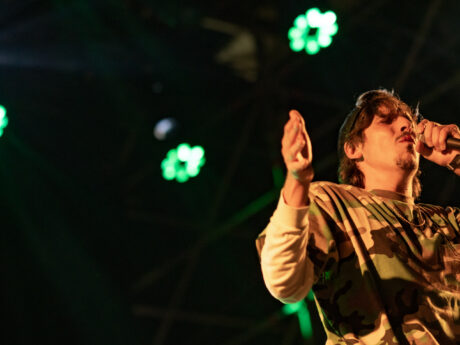 Portrait de Biga*Ranx en concert, mettant en avant son style unique mêlant dub et reggae, avec une ambiance lumineuse immersive.