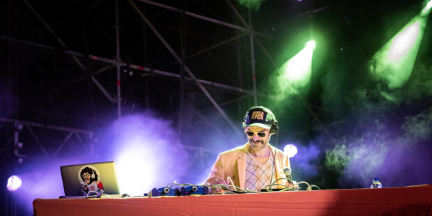 Photographie dynamique du groupe Bootleggers Untied en pleine performance, capturant l’énergie brute et l’interaction avec le public lors de leur concert.