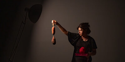 Photographie de la performance Canines de lait au Festival Micropolis 2024 à Nancy.