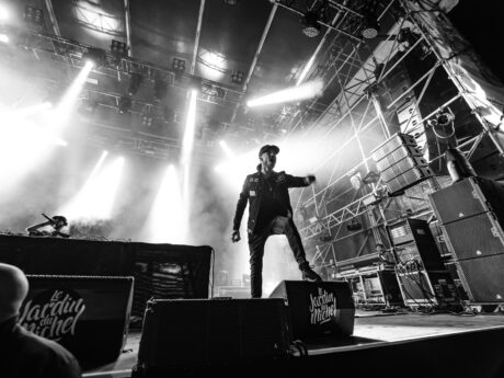 Dirtyphonics en live au festival [nom du festival si tu veux le préciser], capturés par Vincent Zobler dans une ambiance électrisante mêlant lumière, énergie et sound system surpuissant.