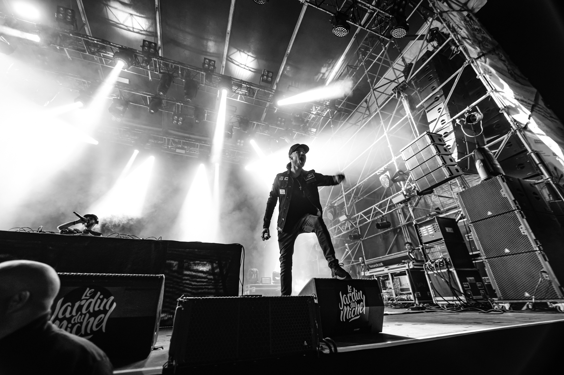 Dirtyphonics en live au festival [nom du festival si tu veux le préciser], capturés par Vincent Zobler dans une ambiance électrisante mêlant lumière, énergie et sound system surpuissant.