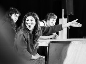 Scène de “La Saga Molière”, montrant une relecture contemporaine de la vie de Molière avec une approche théâtrale innovante.