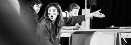 Scène de “La Saga Molière”, montrant une relecture contemporaine de la vie de Molière avec une approche théâtrale innovante.