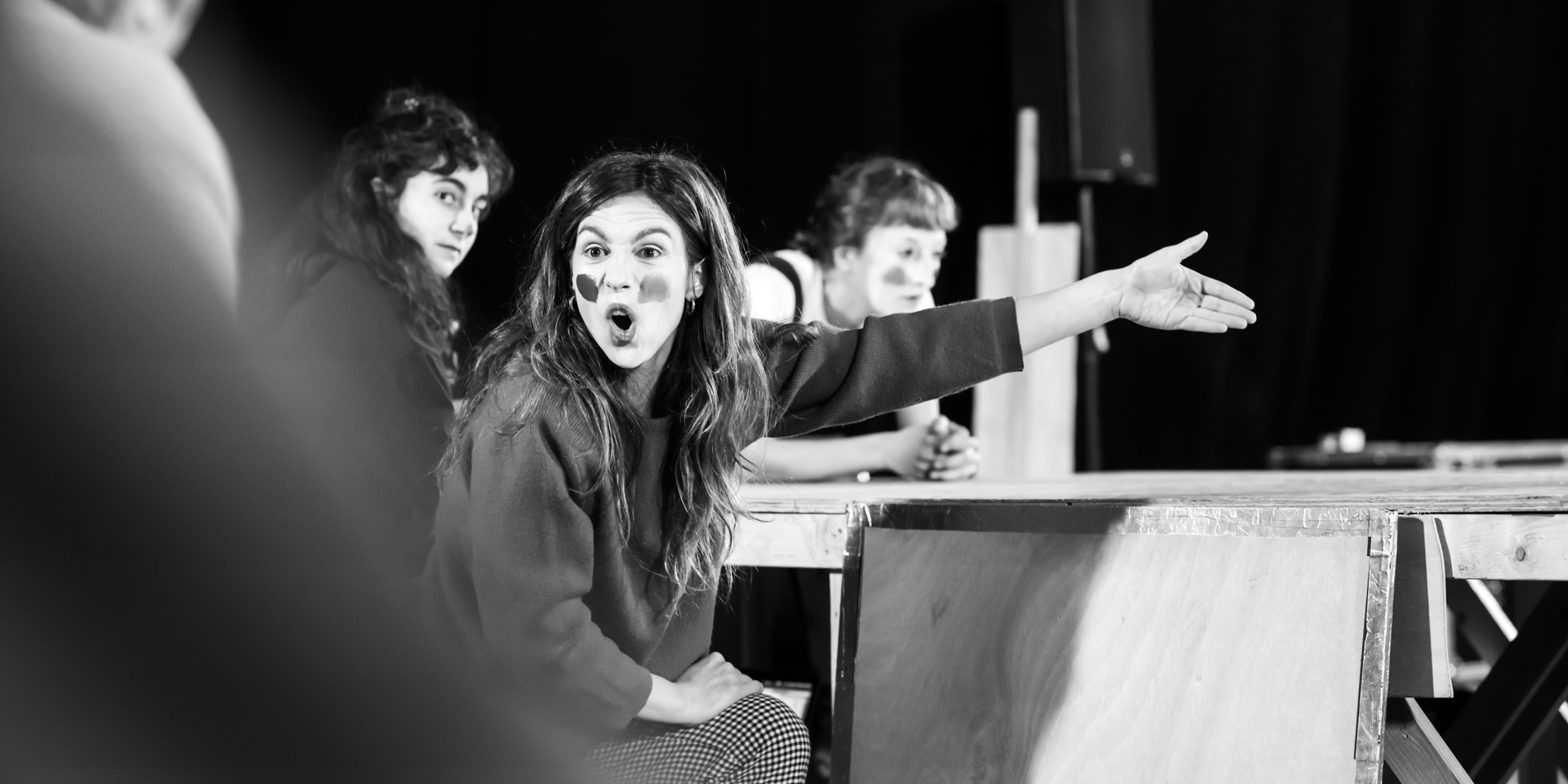 Scène de “La Saga Molière”, montrant une relecture contemporaine de la vie de Molière avec une approche théâtrale innovante.