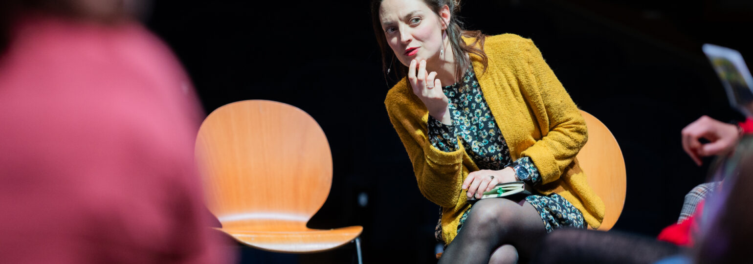 Photographie de la pièce “Le Pain à la Bouche”, capturant une scène clé explorant les choix de vie et les rencontres inattendues.