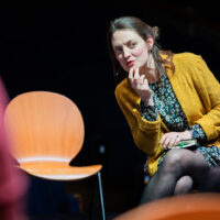 Photographie de la pièce “Le Pain à la Bouche”, capturant une scène clé explorant les choix de vie et les rencontres inattendues.