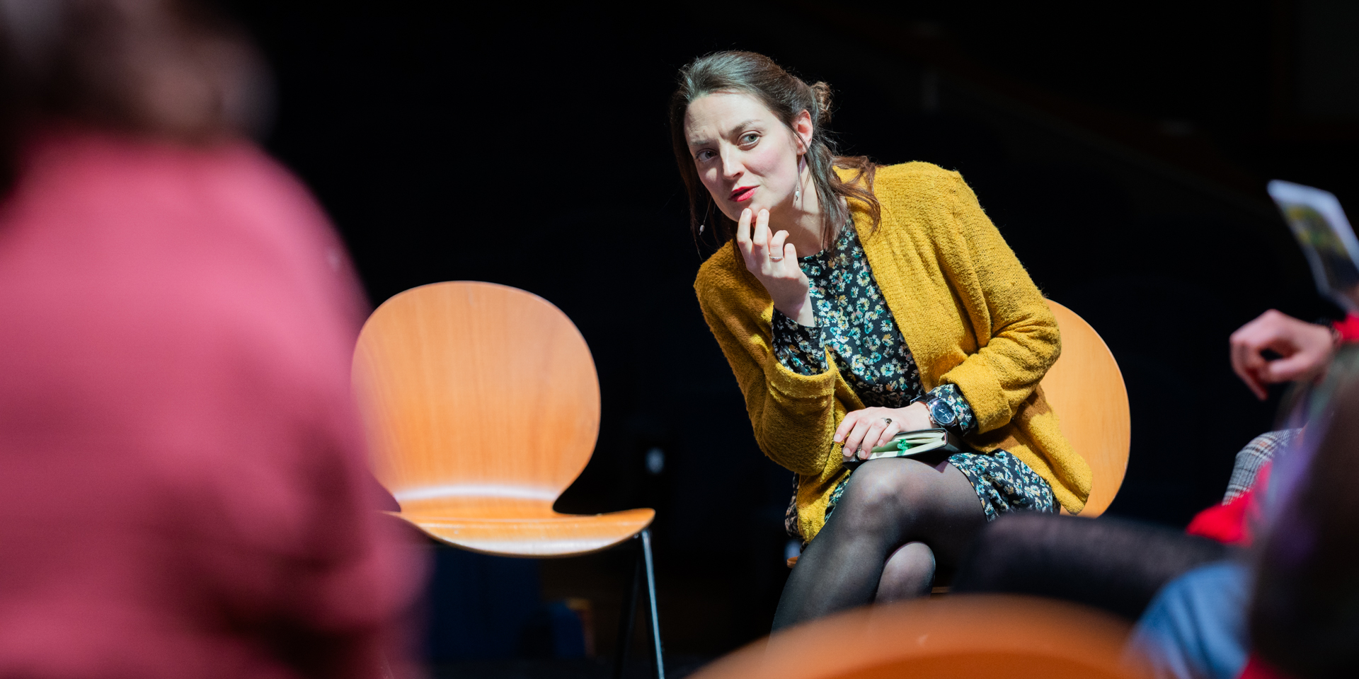 Photographie de la pièce “Le Pain à la Bouche”, capturant une scène clé explorant les choix de vie et les rencontres inattendues.