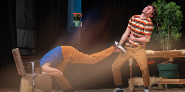 Image de la pièce “Les hamsters n’existent pas”, représentant une scène touchante abordant les thèmes de la séparation et du deuil.