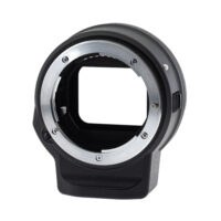 Présentation de l’adaptateur Nikon FTZ sur fond neutre.