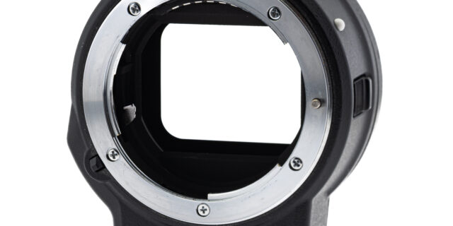 Présentation de l’adaptateur Nikon FTZ sur fond neutre.
