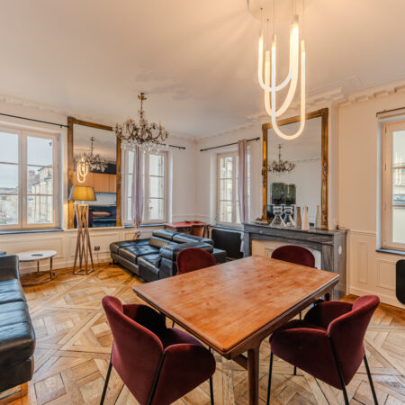 Intérieur d’un salon décoré pour séduire les acheteurs potentiels.