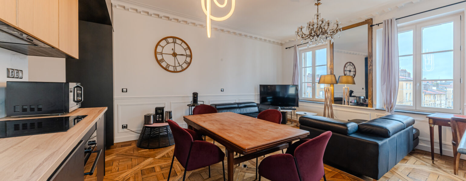 Vue d’un salon aménagé pour optimiser la vente immobilière.