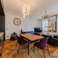 Vue d’un salon aménagé pour optimiser la vente immobilière.