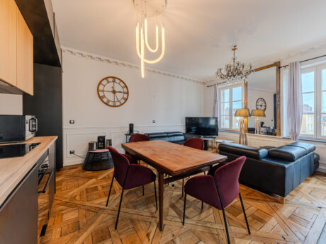 Vue d’un salon aménagé pour optimiser la vente immobilière.
