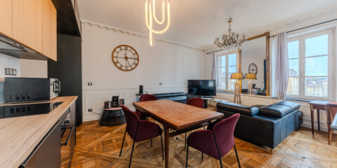 Vue d’un salon aménagé pour optimiser la vente immobilière.