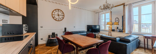 Vue d’un salon aménagé pour optimiser la vente immobilière.