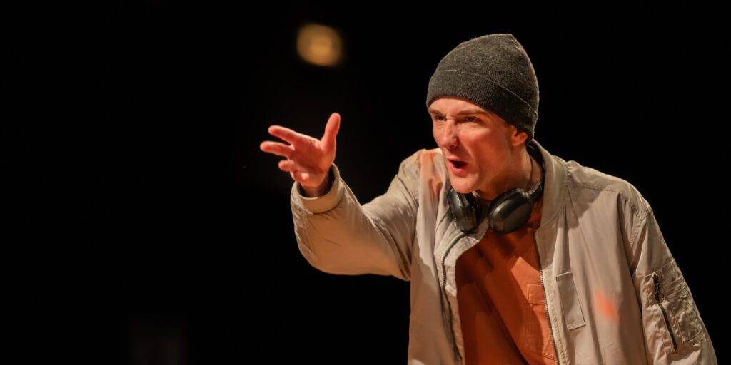 Scène de la pièce “Seuil”, illustrant les thèmes de l’adolescence et du harcèlement à travers une mise en scène immersive.