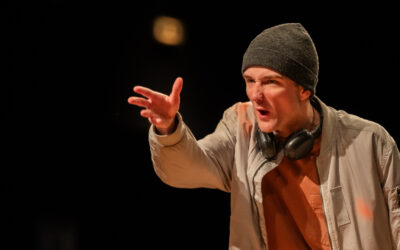 Scène de la pièce “Seuil”, illustrant les thèmes de l’adolescence et du harcèlement à travers une mise en scène immersive.